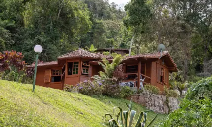 2 casas e edícula em condomínio fechado com 1.000m2