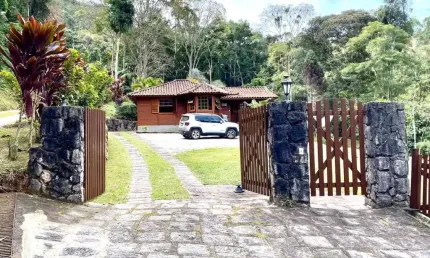 2 casas e edícula em condomínio fechado com 1.000m2