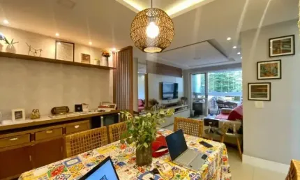 Apartamento de 2 quartos, 1 suíte ,dependência, varanda e vaga.