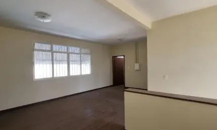 Alugo casa comercial em Cuiabá com excelente localização.