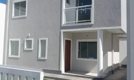 Linda casa pronta pra morar bairro privilegiado, próximo a praia de itacoatiara.