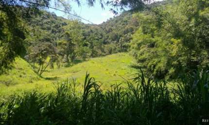 TERRENO PRÓXIMO AO CENTRO COM MATA PRESERVADA, RIACHO E CACHOEIRA