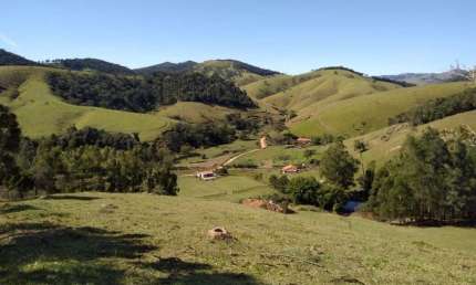 SÍTIO EM CUNHA CERCADO POR UMA LINDA PAISAGEM COM ÁGUA DE MINA E ESCRITURA OK