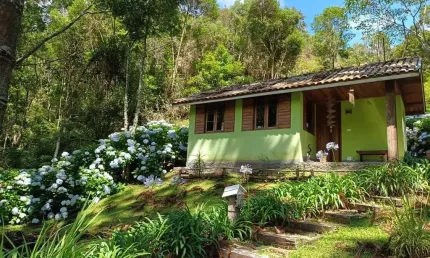 SÍTIO COM 3 LINDOS CHALÉS EM MEIO A NATUREZA PRESERVADA EM SAPUCAÍ-MIRIM/MG