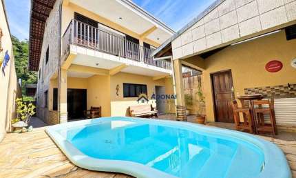 Você precisa ver essa CASA COM PISCINA no Centro de Guaratuba!