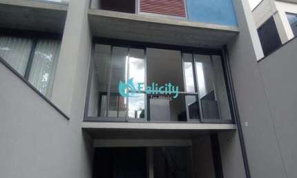 Sobrado com 3 suítes, 2 vagas, 280m2 na Vila Madalena
