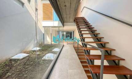 Sobrado com 3 suítes, 2 vagas, 280m2 na Vila Madalena