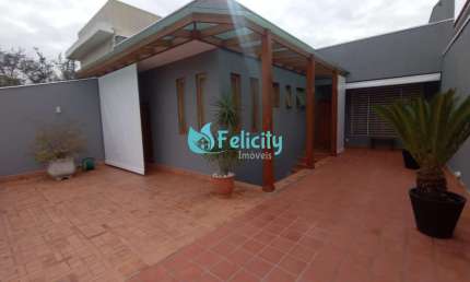 Casa com 3 suítes, 5 vagas e 217m2 na Vila Primavera