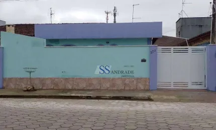Casa localizada no Jardim Mariella, local privilegiado na praia Massaguaçu