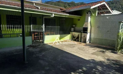 Casa com 2 quartos para alugar na Rua Vinte de Abril, 77, Massaguaçu, Caraguatatuba