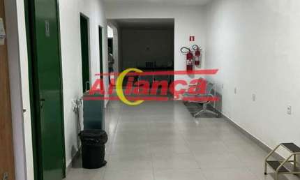Sobrado comercial para alugar com 8 salas + 2 salões, 2 vagas - Jd. Presidente Dutra - Guarulhos