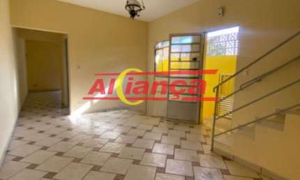 Sobrado com salão térreo, 3 quartos e 2 vagas de garagem no Vila Nova Bonsucesso Por R$ 3.350,00