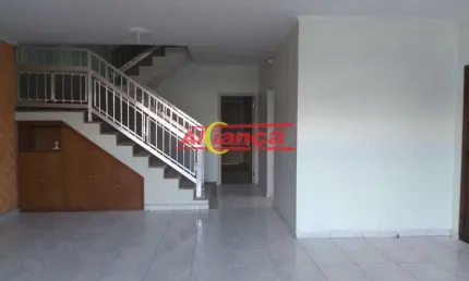 Sobrado para alugar com 3 quartos, 1 suite, 4 vagas de garagem - Centro - Guarulhos