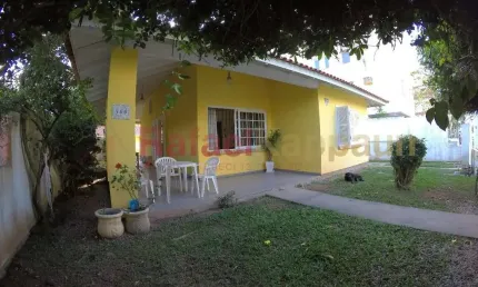 Linda casa de excelente construção! 03 dormitórios, sendo 01 suite na casa principal