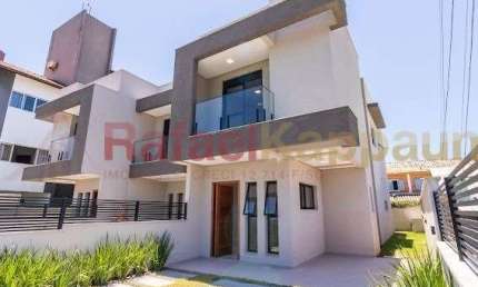Casa com 3 dormitórios sendo uma suíte e duas demi-suites. Pátio privativo