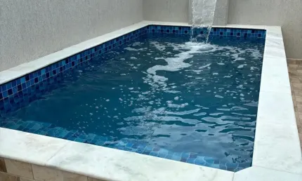 CASA  A VENDA   EM  ITANHAEM  COM 81 METROS  3 DORMITORIOS  E PISCINA  E CHURRASQUEIRA  3 VAGAS DE GARRAGEM