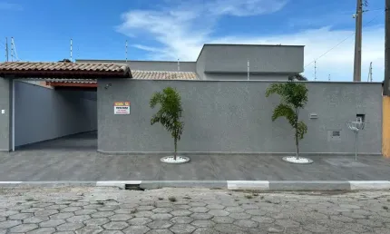 CASA  AVENDA  EM ITANHAEM    FRENTE  DA PRAIA  COM 254 METROS    COM 3 DORMITORIOSE  SENDO SUITES,3 VAGAS