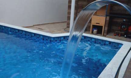 CASA      A  VENDA    EM  ITANHAEM  COM  75 METROS    COM 2 DORMITORIOS  2 VAGAS E PISCINA
