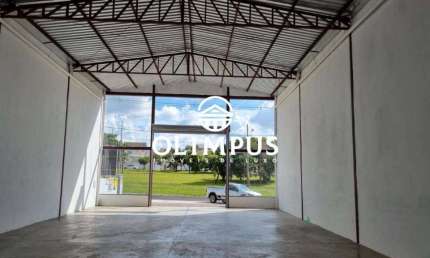 Excelente galpão de 300m² que pode ser revestido para loja.