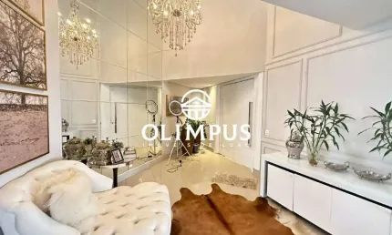 Belíssima casa, estilo sobrado, disponível para venda em uma excelente localização.