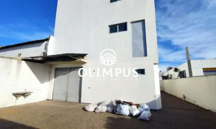 Cômodo comercial com excelente localização e bairro, área total de aproximadamente 450 m² de construção.
