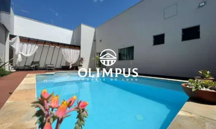 Belíssima casa de 260m² com excelente localização, dispondo de ótimo acabamento.