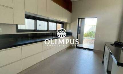 Belíssimo sobrado de 469,26m² localizado no condomínio Golden Village, dispondo de excelente acabamento.