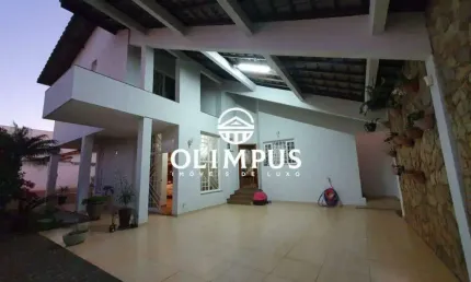 Linda Casa de 376m² Localizada no Bairro Santa Mônica