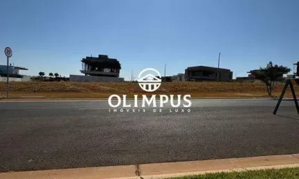 Lote condomínio Tamboré em ótimo bairro e com excelente área de lazer.
