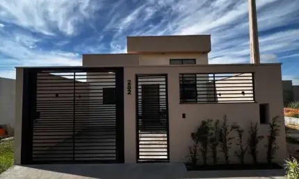 CASA  - 3 Dormitórios , sendo 1 suíte, WC. social, Sala, Cozinha com gabinete, A.S., Área gourmet com churrasqueira, 2 Vagas de garagem descoberta. Esquadrias em Alumínio, Box/Blindex nos banheiros, P