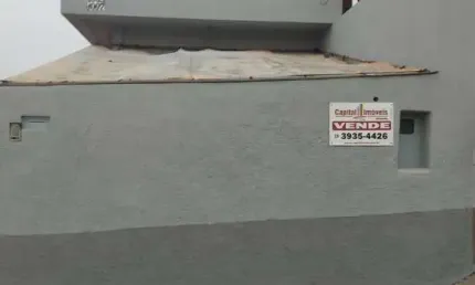 Casa com 3 dormitórios, wc. social, sala, cozinha americana, lavanderia, despensa, wc e 5 vagas de garagem descoberta. excelente localização, perto de escola e comércio em geral.
