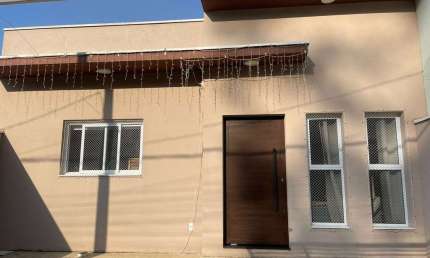 Casa - 2 Dormitorios(1 suíte com planejado), WC. social, Sala pé direito 4mts., integrada com Cozinha planejada, cooktop e coifa, Área gourmet com lavanderia, cobertura retrátil automática, 2 Vagas de