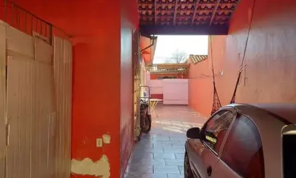Casa com 5 kitnets, sendo 1 com  quarto, wc., sala, cozinha e a.s., e 4 kitnets com quarto, wc., cozinha e a.s., 3 vagas de garagem. ótimo negócio, para investidor e ter uma renda mensal. excelente lo