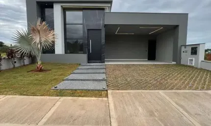 Casa semi Mobiliada  - Casa  com 3 suítes + escritório, Sala de estar com pé direito duplo, sala de jantar, cozinha americana integrada, lavabo, área de serviço, Escritório, WC piscina, despensa, espa