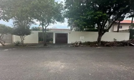 Casa  3 dormitórios(sendo 1 suíte master), Lavabo, Sala de jantar, sala de estar, Cozinha, Lavanderia, Área gourmet com churrasqueira, 4 vagas de gara
