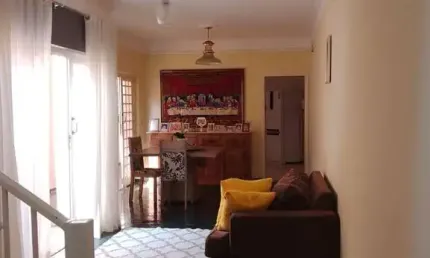 Sobrado com 4 dormitórios, suíte com closet, quintal, churrasqueira, Cidade Nova, ao lado do Centro