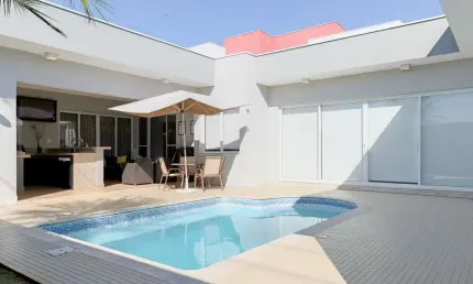 Casa térrea com 4 suítes no condomínio beira da mata, piscina, área gourmet.