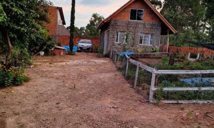 Chácara com 1 dormitorio, wc. e cozinha, poço artesiano, energia elétrica 220v, fossa septica, pomar e internet.