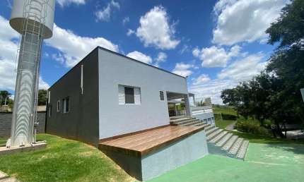 Chácara - com 4 Dormitórios, 3 com ar condicionado(sendo 1 Suíte), WC. social, Sala, Cozinha, A.S., Área gourmet com churrasqueira, Piscina, Campo de futebol e várias vagas de garagem. Excelente local