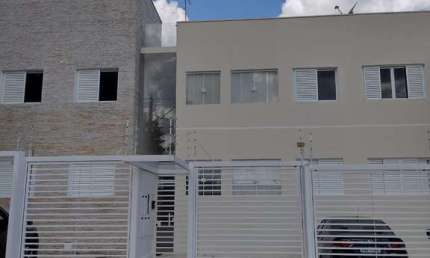 Apto com 2 Dormitorios (1 com armario), WC. Social, Sala, Cozinha americana planejada, A.S., 1 Vaga de garagem. Lugar muito tranquilo. Excelente localização.