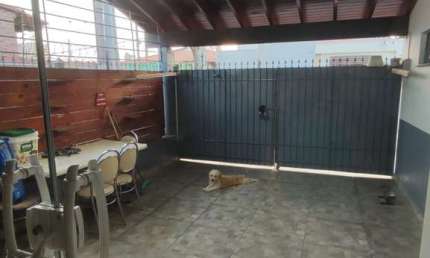 Casa - Residencial ou Comercial, com 2 dormitorios, 2 WCs., Sala, cozinha com churrasqueira, A.S.,  1 Vaga de garagem coberta. Região central, excelen