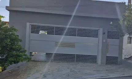 2 dormitórios, sala, cozinha, 1banheiro, área de churrasqueira, 1 banheiro externo, garagem coberta.