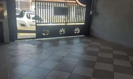 Casa com 3 Dormitórios (sendo 1 Suíte com ar condicionado),  WC. social, Sala, Cozinha planejada com cooktop e forno, A.S., Área gourmet com churrasqueira e 2 vagas de garagem coberta, portão eletrôni