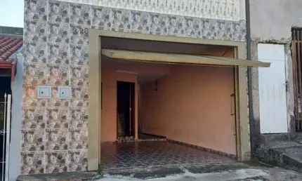 Sobrado com 6 dormitorios, 3 wcs., sala, cozinha, a.s., fogão à lenha, 2 vagas de garagem.  excelente localização.