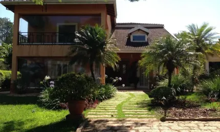 Chácara em condomínio, com Casa principal 3 Suites e demais dependencias. Casa de hospedes 2 dormitorios (sendo 1 suíte) e demais dependencias. Casa caseiro, 2 dormitorios e demais dependencias. Sauna