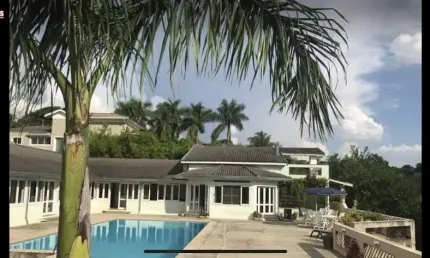 Esta chácara possui 5.000 m² de terreno com lago para pesca ao fundo. 1.150 m² de área construída, sendo: casa principal com 4 suítes, sendo uma master com 2 closets, saleta e jardim privativo, 2 dorm