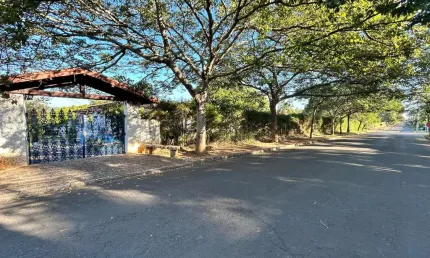 Chácara em condomínio com A/T. 3.000m² e A/C 500m², 4 Suites, WC. Social, Sala de jantar, Sala de estar, Varanda, Cozinha, Lavanderia, Área gourmet, com churrasqueira e fogão a lenha, 2 WC., Pomar, Pi