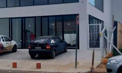 Salão comercial de alto padrão para locação em Indaiatuba-SP, no bairro Jardim Residencial Dona Lucilla: 1 sala, 3 banheiros, 4 vagas de garagem, 285m².
