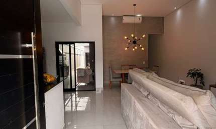 Casa em condomínio, com 3 Dormitorios (sendo 1 Suite com Closet e Ar condicionado), WC. Social, Sala 2 ambientes, Cozinha Planejada, A.S., Area Gourmet com churrasqueira, 2 Vagas de garagem. Area de l