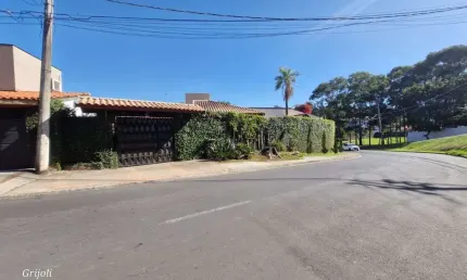 Casa 2 dormtórios(1suíte), ar condicionado, wc. social, sala com pé direito alto, cozinha, a.s. com despensa, área gourmet, com churrasqueira, forno de pizza e wc., jardim com lago e carpas, 3 vagas d